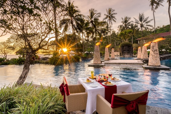 2 restaurantes, se sirven desayunos, comidas y cocina internacional