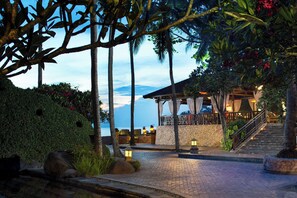 2 bars/lounges, swim-up bar, poolside bar, beach bar