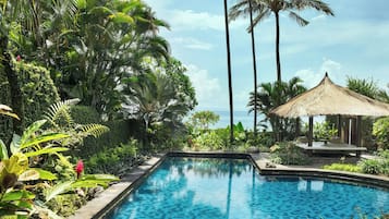 Villa, 2 Schlafzimmer, Nichtraucher | Pool | Außenpool, geöffnet von 07:00 Uhr bis 21:00 Uhr, Sonnenschirme