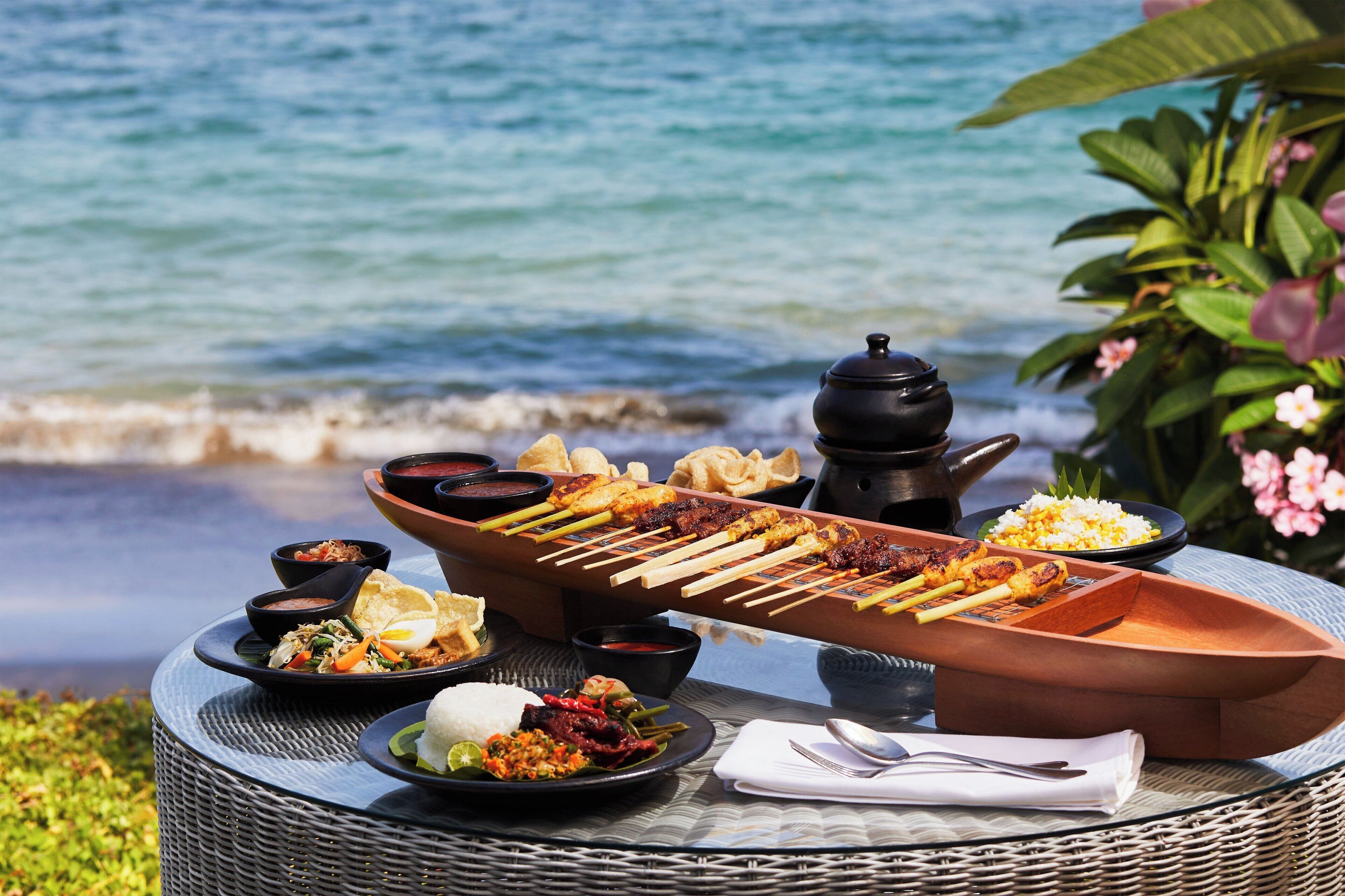 على الشاطئ، كراسي للتشمس، مظلات الشاطئ، مناشف للشاطئ