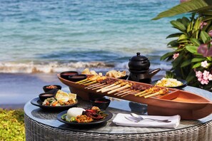 En la playa, camastros, sombrillas y toallas de playa 