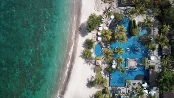 Außenpool, geöffnet von 07:00 Uhr bis 21:00 Uhr, Sonnenschirme