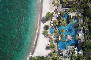 Alberca al aire libre, sombrillas en la alberca y camastros 