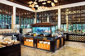 Daily buffet breakfast for a fee