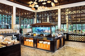 Bữa sáng buffet hàng ngày với phụ phí nhỏ
