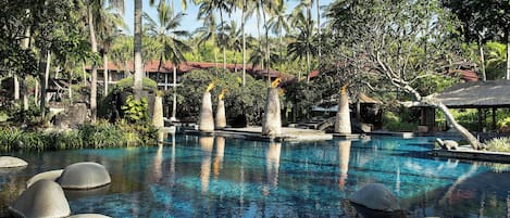 Piscine extérieure, parasols de plage, chaises longues