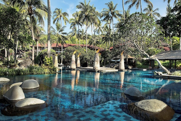 Piscine extérieure, parasols, chaises longues