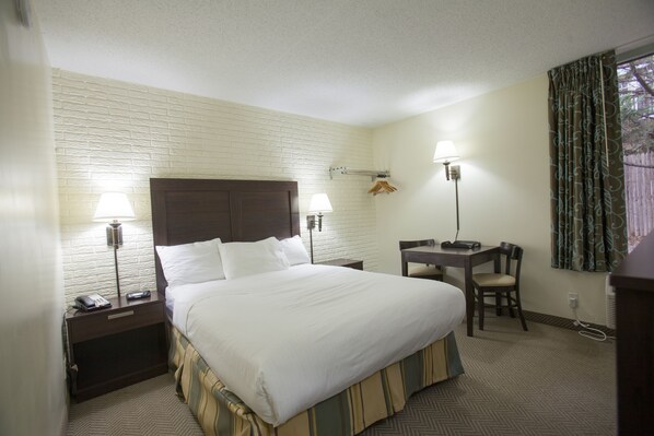 مكتب ومساحة عمل للكمبيوتر المحمول وستائر تعتيم ومكواة/لوح كي