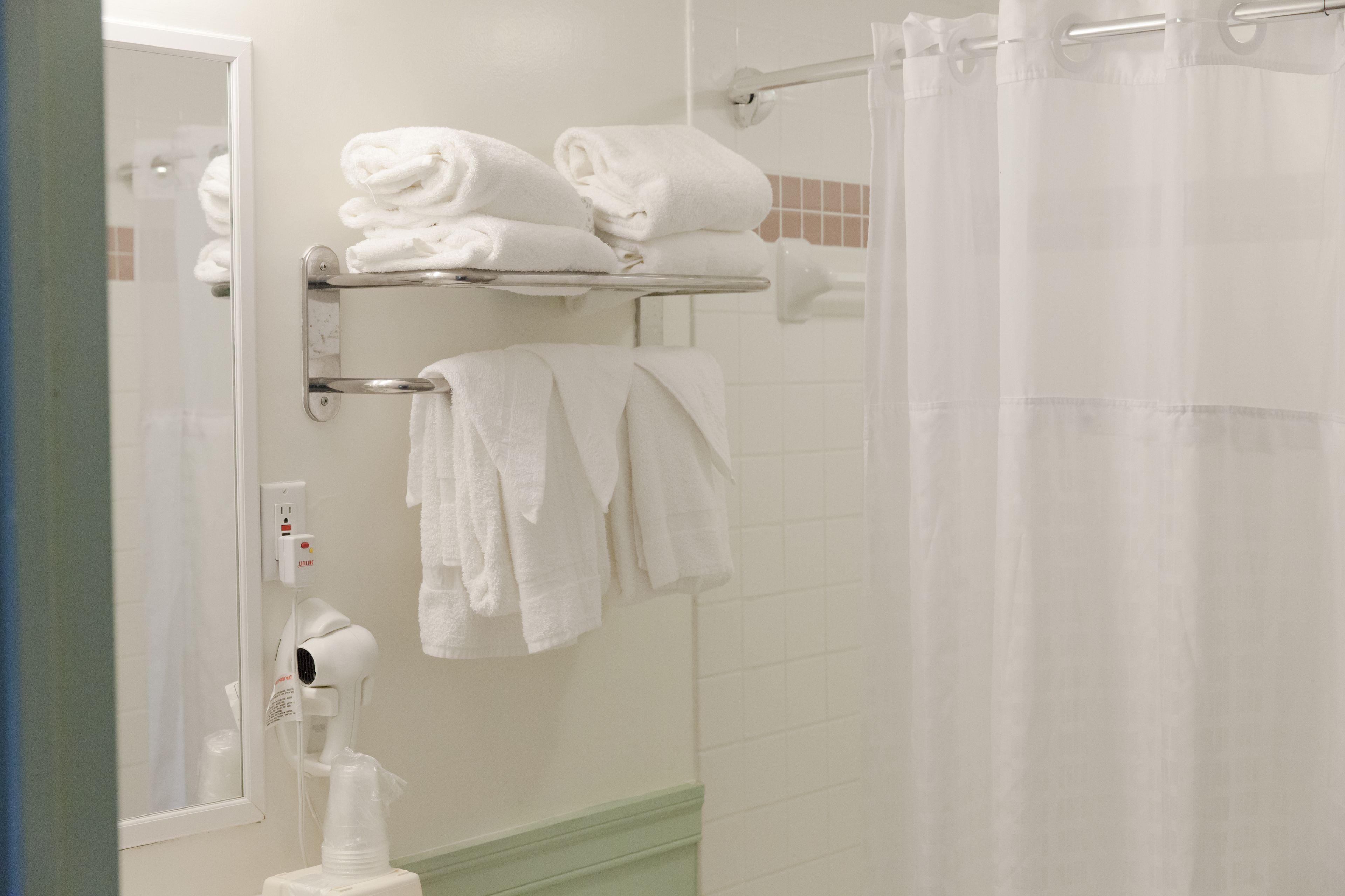Quarto luxo, 1 cama Queen, para não fumantes | Banheiro | Chuveiro/banheira combinados, produtos de toalete grátis