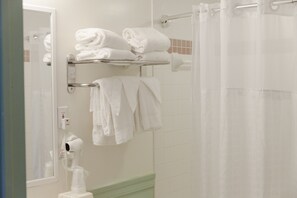 Deluxe-Zimmer, 1 Queen-Bett, Nichtraucher | Badezimmer | Duschwanne, kostenlose Toilettenartikel, Haartrockner, Handtücher