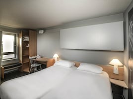 Quarto duplo standard, 2 camas de solteiro | Escrivaninha, cortinas blackout, quartos à prova de som