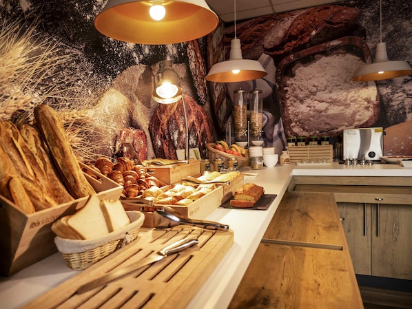 Sarapan prasmanan setiap hari (EUR 12.90 per orang)