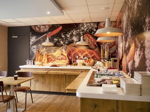 Desayuno buffet todos los días (con cargo)