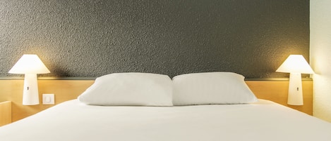 Habitación doble estándar, 1 cama matrimonial | Escritorio, cortinas blackout y insonorización