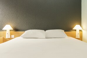 Phòng đôi Tiêu chuẩn, 1 giường đôi | Bàn, màn/rèm cản sáng, phòng cách âm, bàn ủi/dụng cụ ủi quần áo 