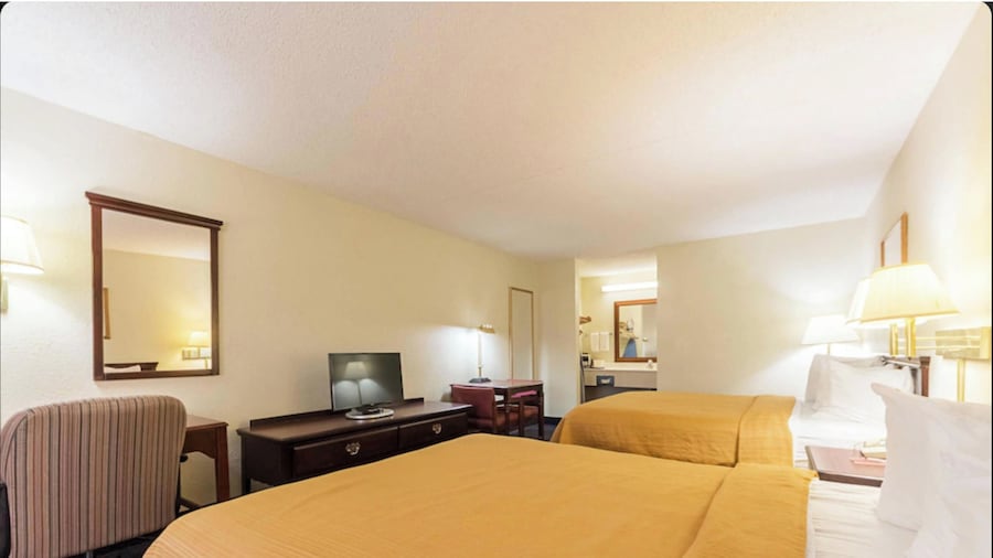Eco Lodge Inn & Suites Bentonville near I 49
