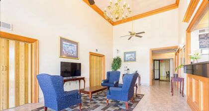 Eco Lodge Inn & Suites Bentonville near I 49