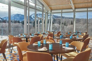 Breakfast, lunch and dinner served - Aspen Meadows Resort (Aspen)
