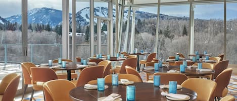 Breakfast, lunch and dinner served