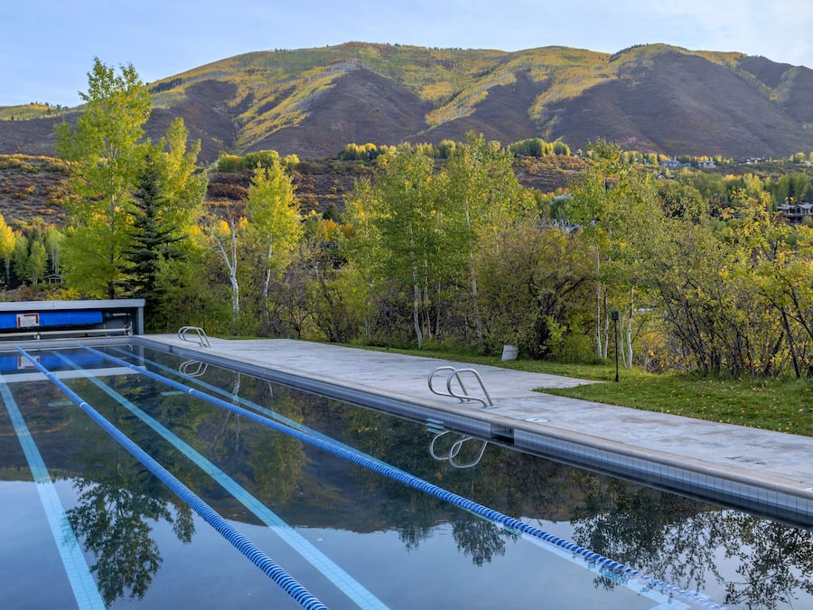 حمّام سباحة خارجي، مظلات على حمّام السباحة، مقاعد للتشمس