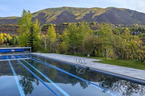 Outdoor pool, pool umbrellas, sun loungers - Aspen Meadows Resort (Aspen)