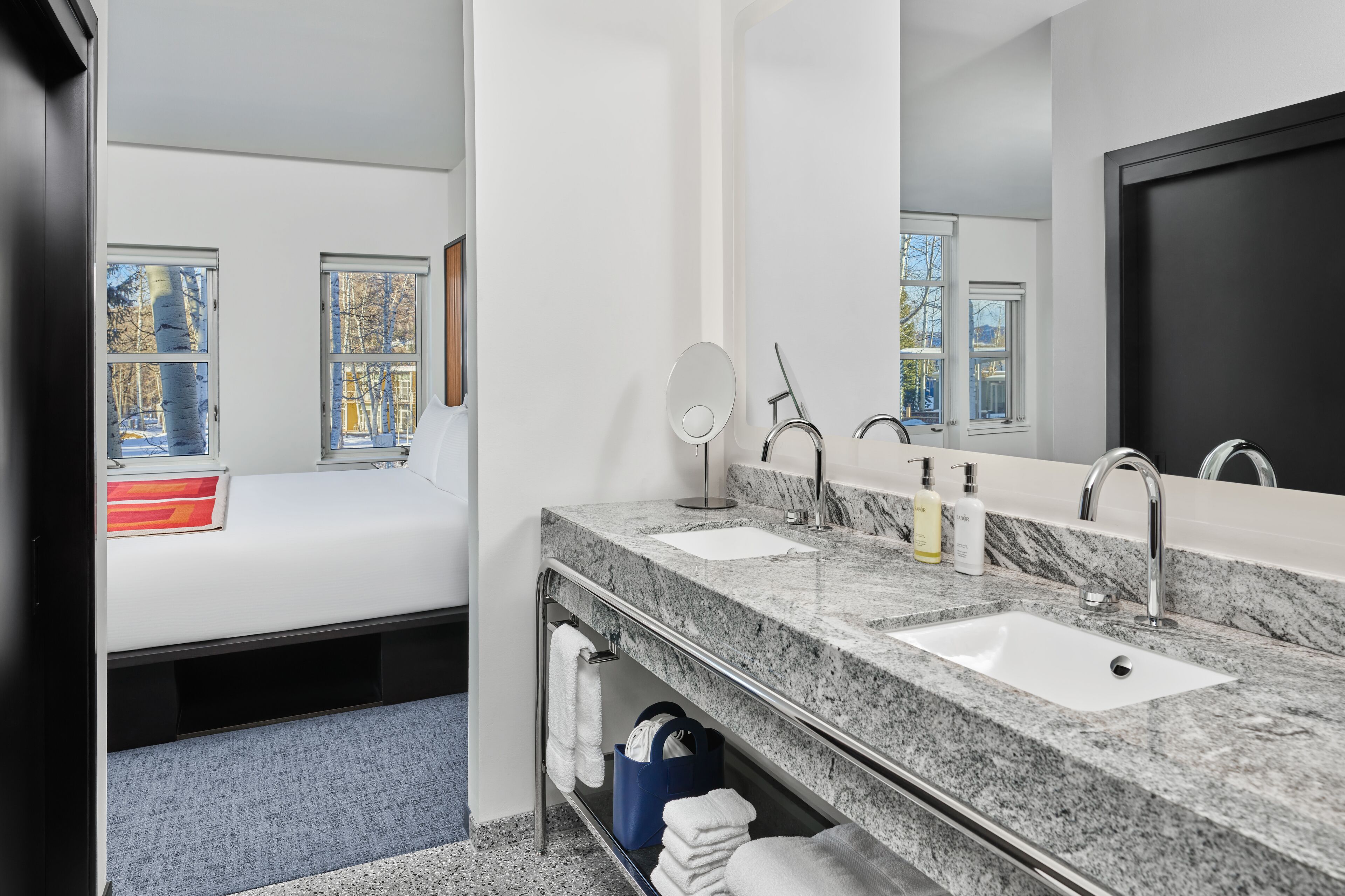 deluxe suite, multiple beds (mountain) | bathroom | free toiletries, hair dryer, bathrobes, towels