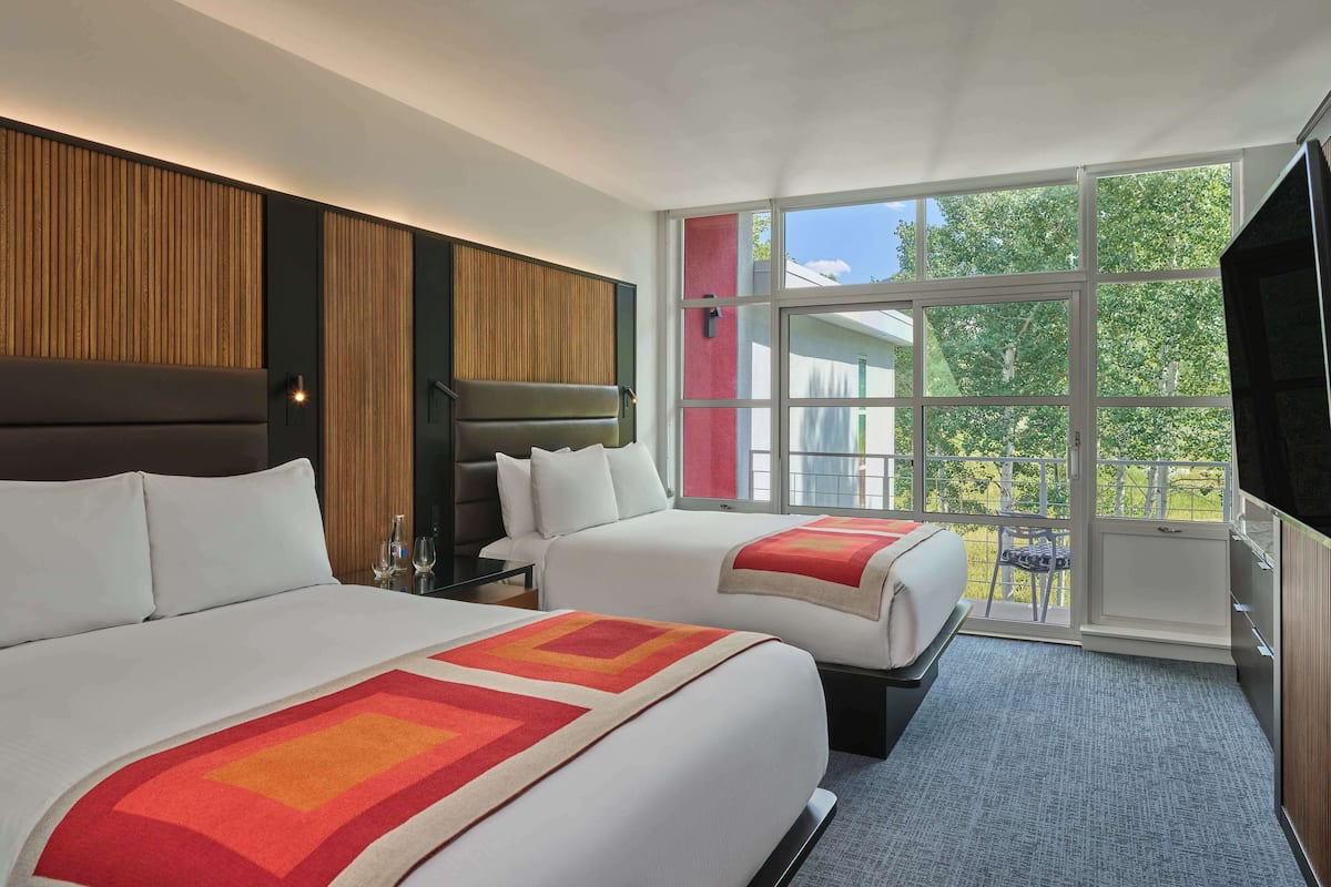 premium bedding, in-room safe, desk, laptop workspace