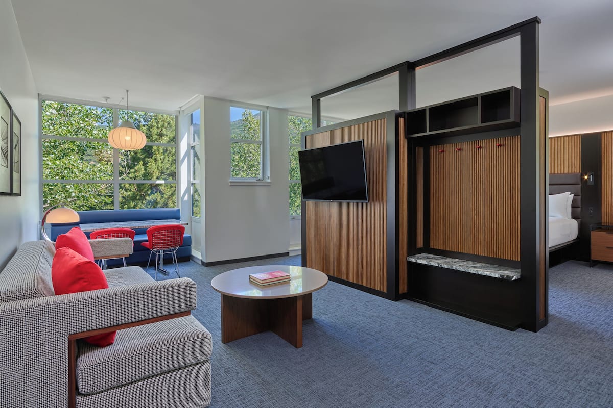 Junior Suite, Berbilang Katil (Aspen) | Ruang tamu | 55 inci televisyen dengan kabel
