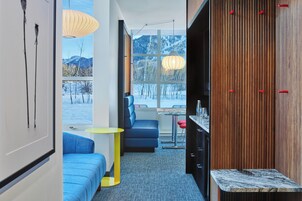 55-英寸电视（配备  有线频道）