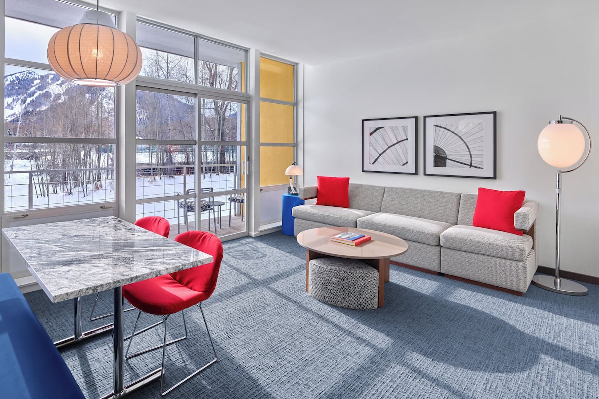 Premium bedding, in-room safe, desk, laptop workspace