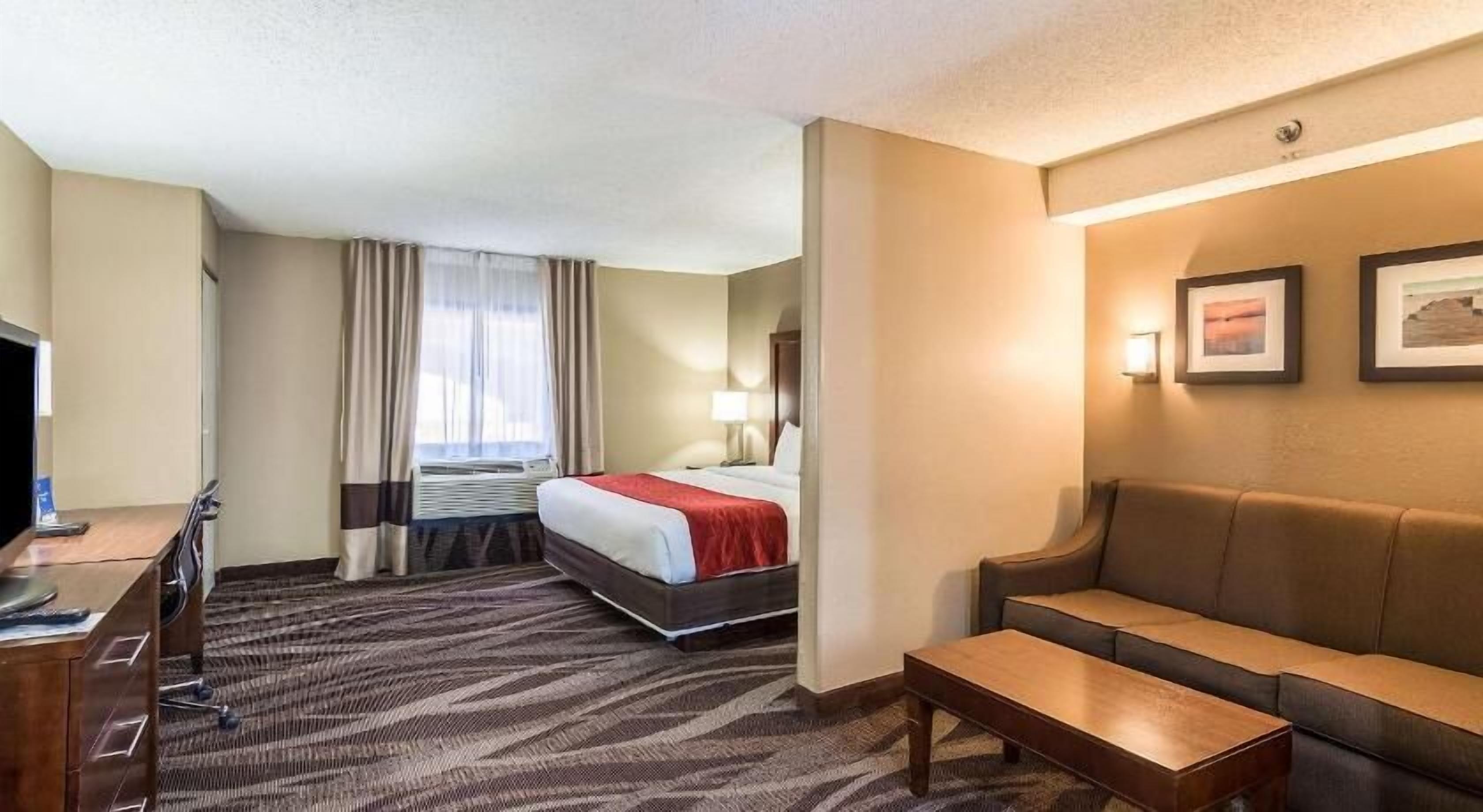 Premium bedding, desk, iron/ironing board, free WiFi