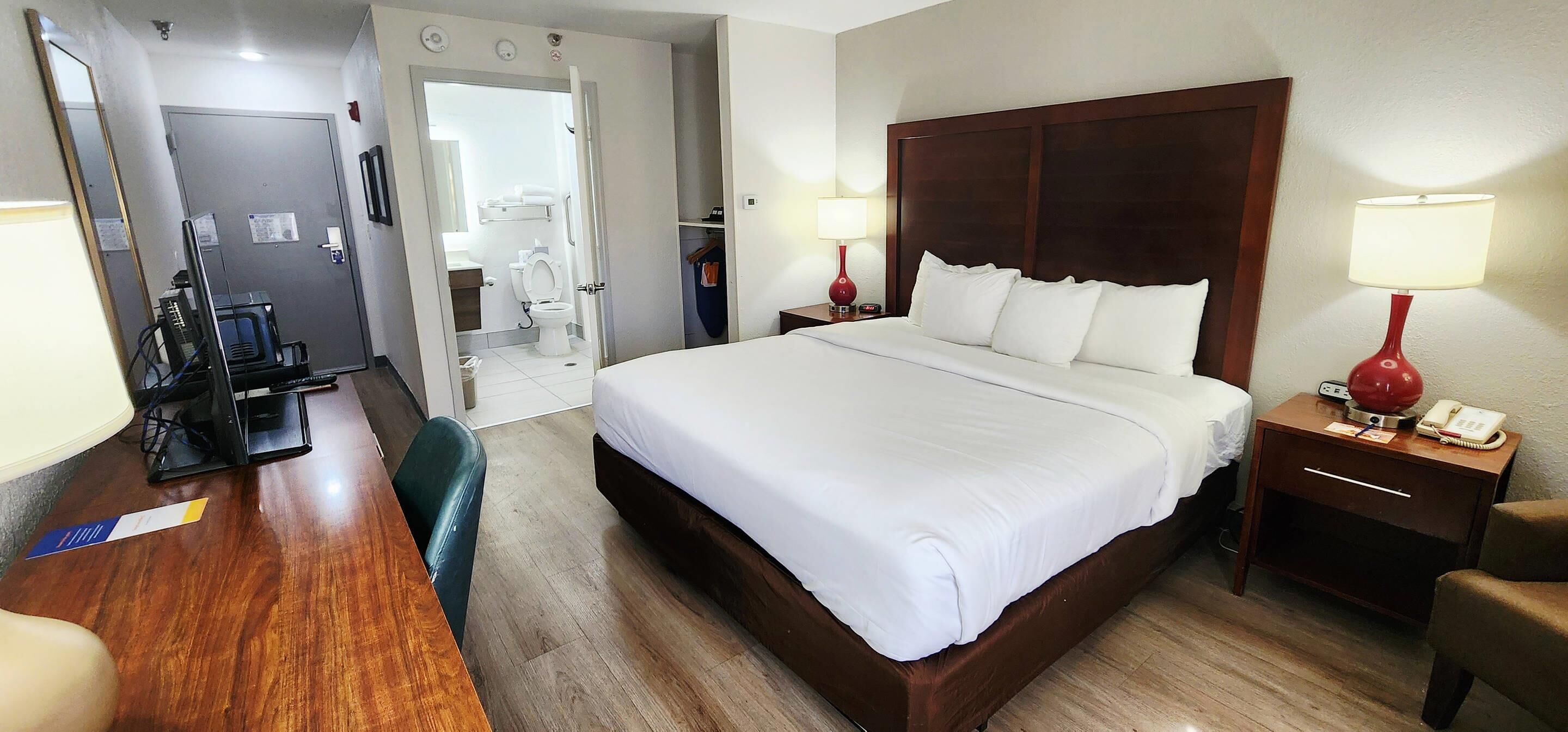 标准房, 1 张特大床, 无烟房 (Accessible) | 高档床上用品、办公桌、熨斗/熨衣板、免费 WiFi