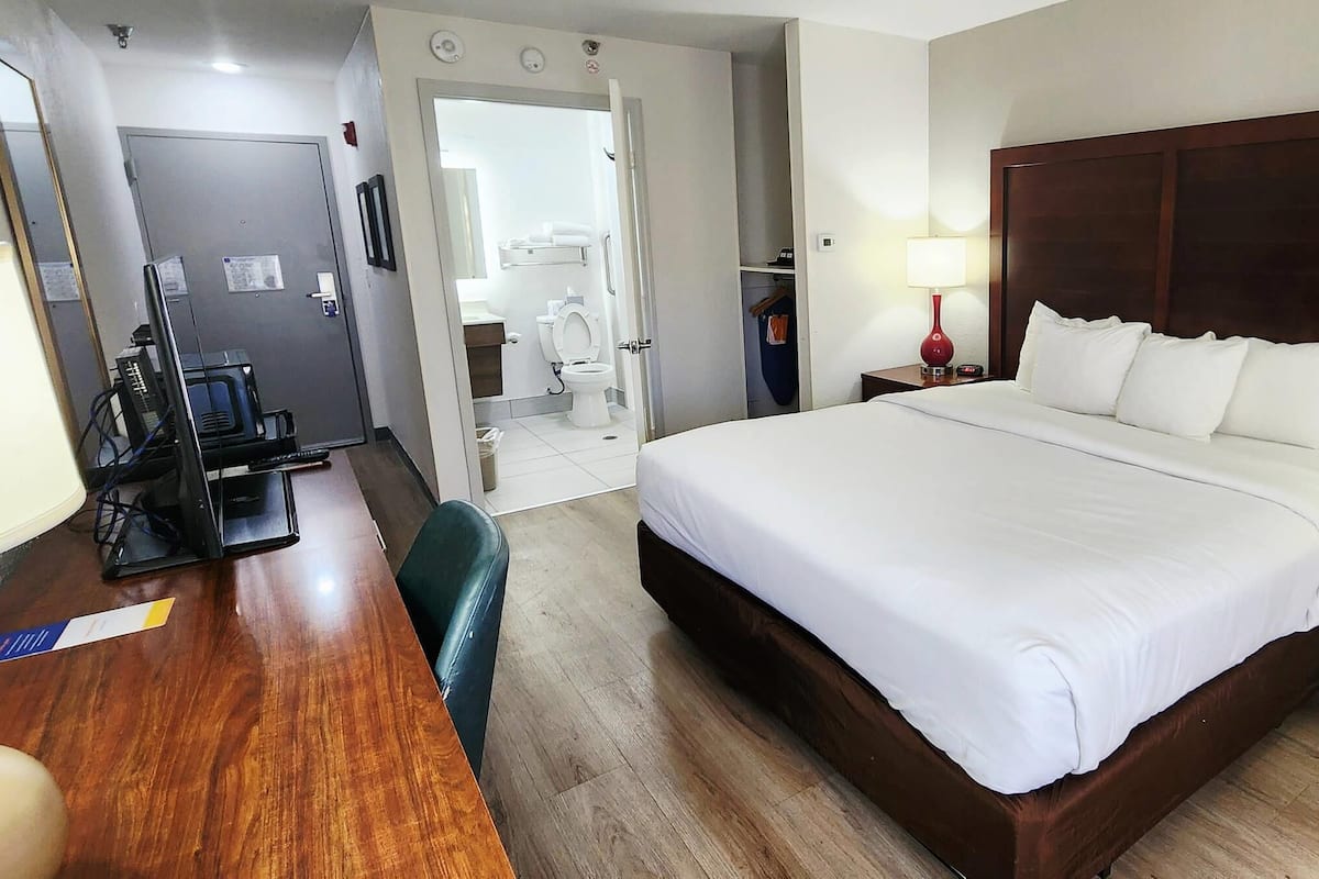 Standard Room, 1 King Bed, Non Smoking (Accessible) | Premium bedding, desk, iron/ironing board, free WiFi