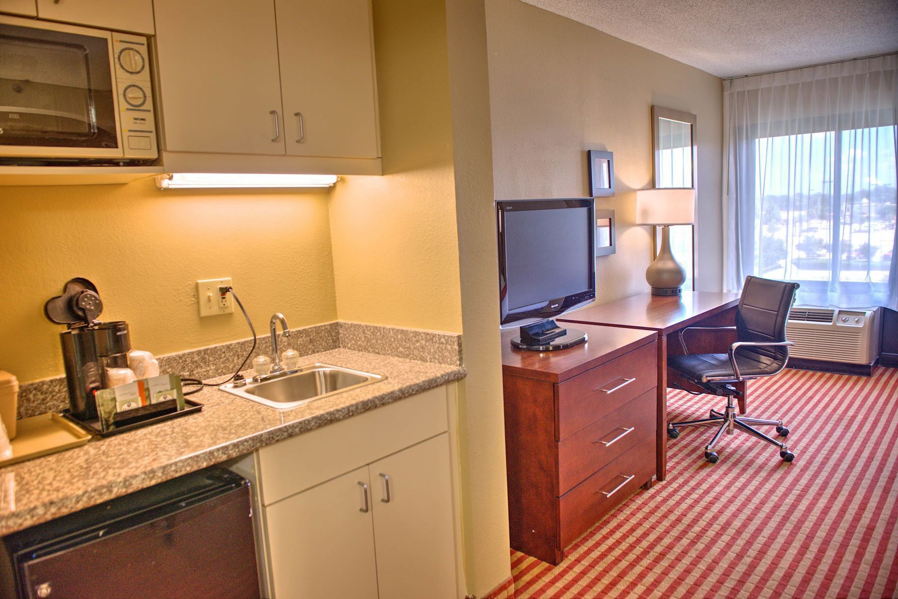 Private kitchen | Fridge, microwave, coffee/tea maker