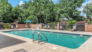 Udendørs pool, parasoller, liggestole