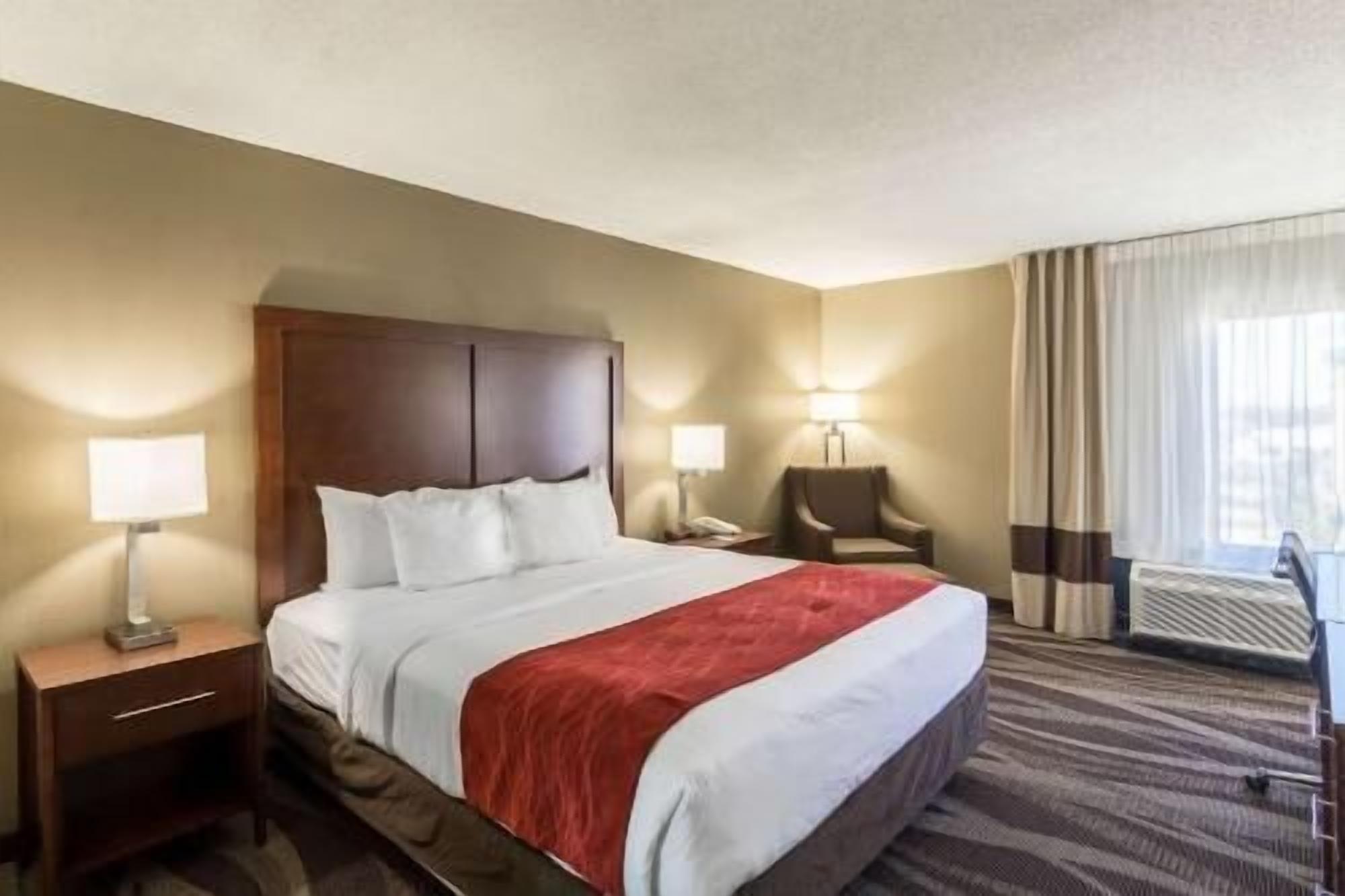Premium bedding, desk, iron/ironing board, free WiFi