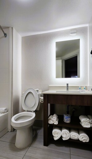 Combined shower/tub, hydromassage showerhead, hair dryer, towels - Comfort Inn Pensacola - University Area (Pensacola)
