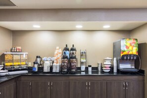 Free daily buffet breakfast  - Comfort Inn Pensacola - University Area (Pensacola)