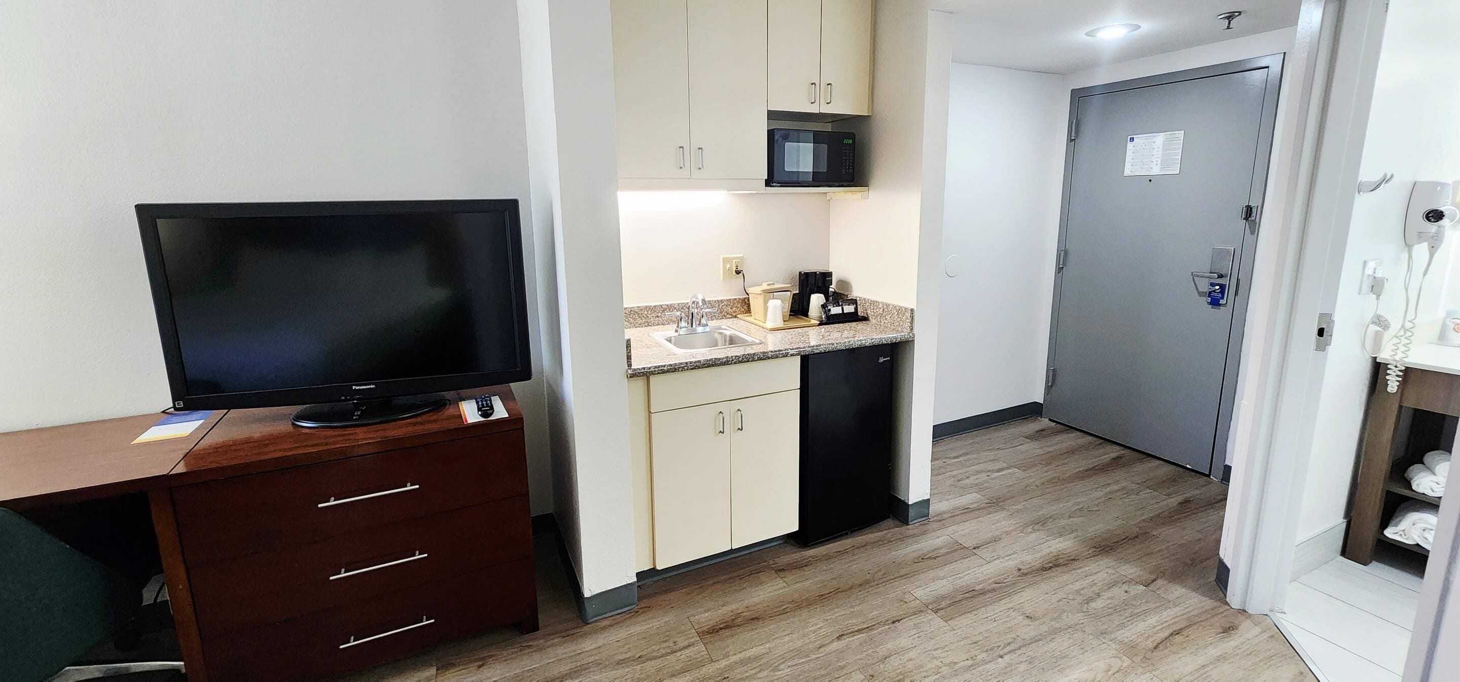 Standard Room, 1 King Bed with Sofa bed, Non Smoking | Premium bedding, desk, iron/ironing board, free WiFi