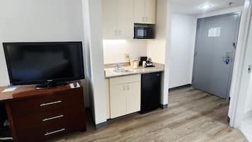 Standard Room, 1 King Bed with Sofa bed, Non Smoking | Premium bedding, desk, iron/ironing board, free WiFi