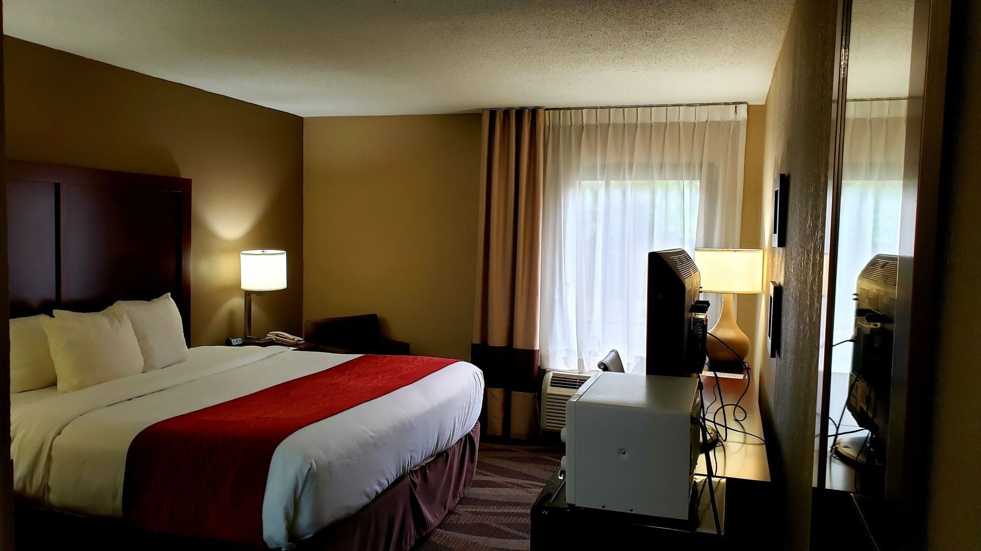 Premium bedding, desk, iron/ironing board, free WiFi