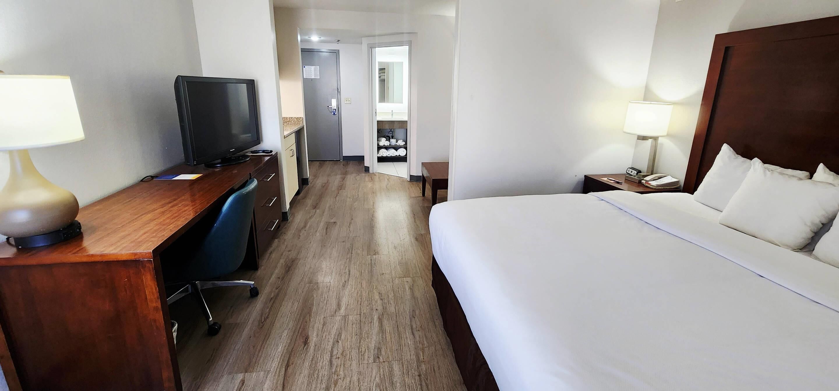 标准房, 1 张特大床和 1 张沙发床, 无烟房 | 高档床上用品、办公桌、熨斗/熨衣板、免费 WiFi