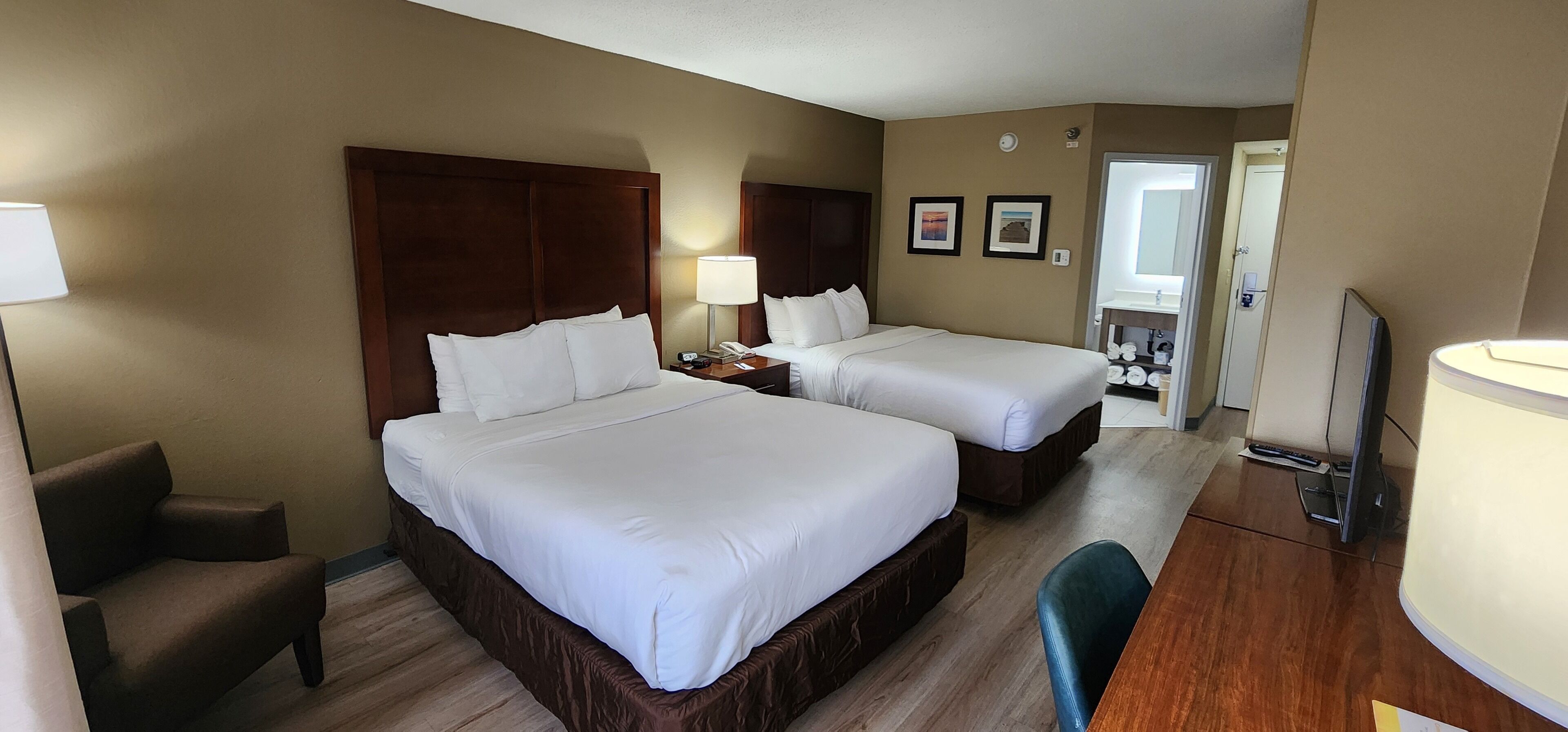 Premium bedding, desk, iron/ironing board, free WiFi