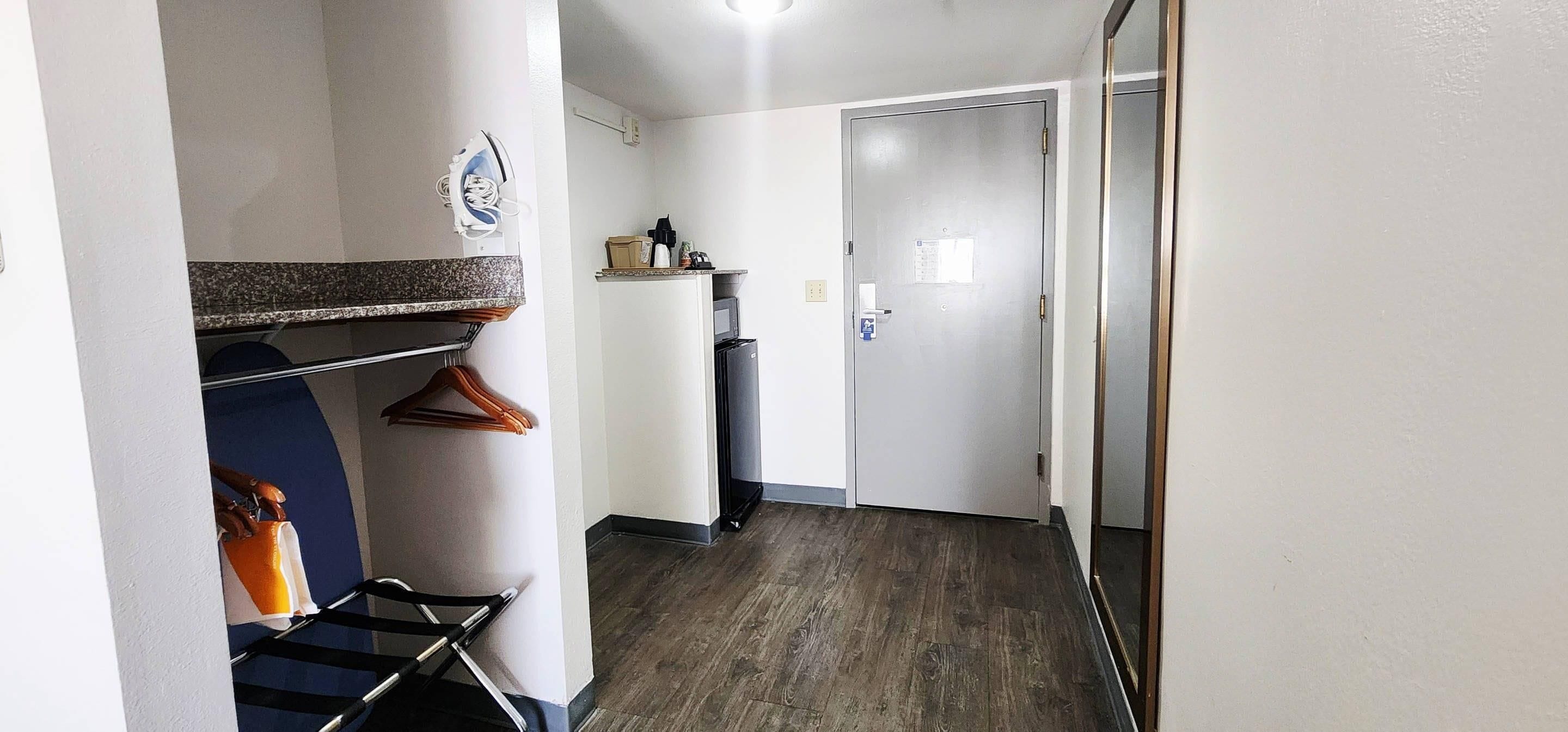 标准房, 2 张大床, 无烟房 (Accessible) | 高档床上用品、办公桌、熨斗/熨衣板、免费 WiFi