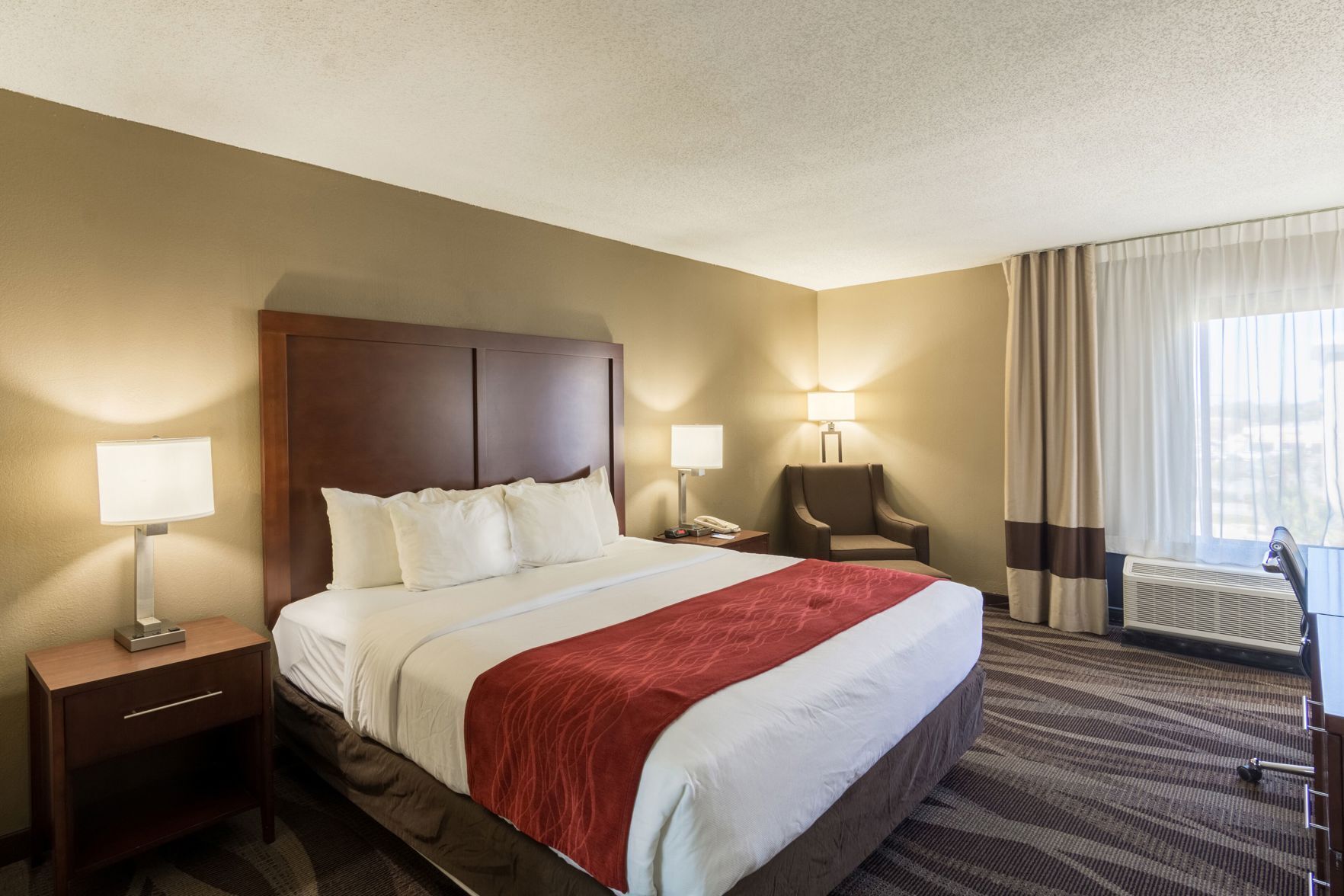 Premium bedding, desk, iron/ironing board, free WiFi
