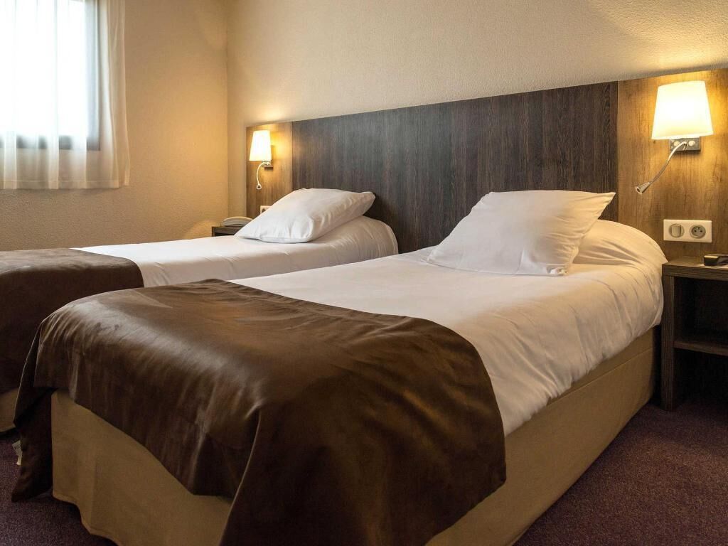 Premium bedding, desk, blackout curtains, soundproofing