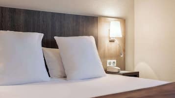 Standard Room, 1 Katil Kelamin (Double), Non Smoking | Peralatan tempat tidur premium, meja, langsir/tirai gelap terus