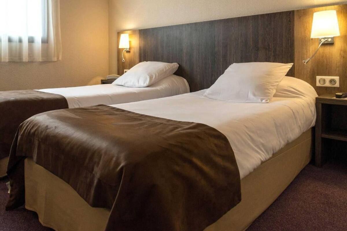 Premium bedding, desk, blackout drapes, soundproofing