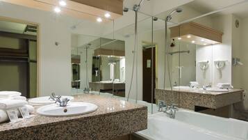 milieuvriendelijk toiletgerief, een haardroger, handdoeken