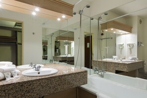 Articles de toilette écologiques, sèche-cheveux, serviettes fournies